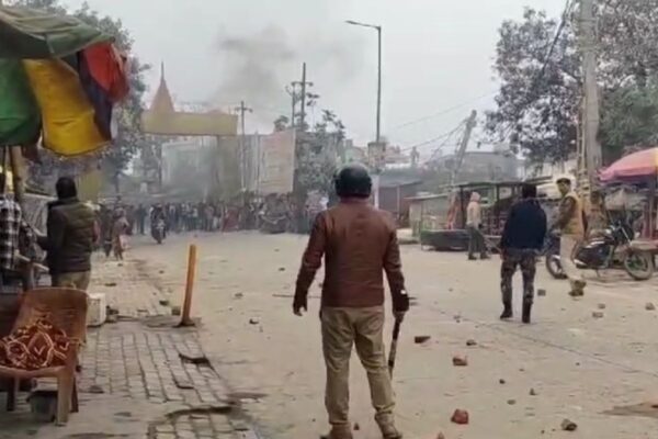 दिल्ली में घने कोहरे से प्रभावित यातायात और पुलिस कार्यवाही में झड़प